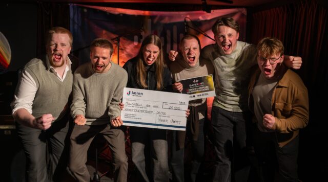 Lina og band som holder premien fra Jæren Sparebank og Colour Sound Recordings