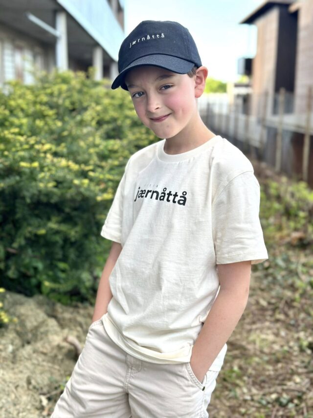 gutt med jærnåttå-merch